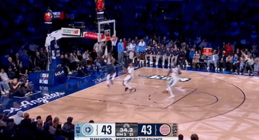 关键球！詹姆斯贡献关键补扣！

今天NBA全明星正赛条纹队VS世界队的对决，比赛