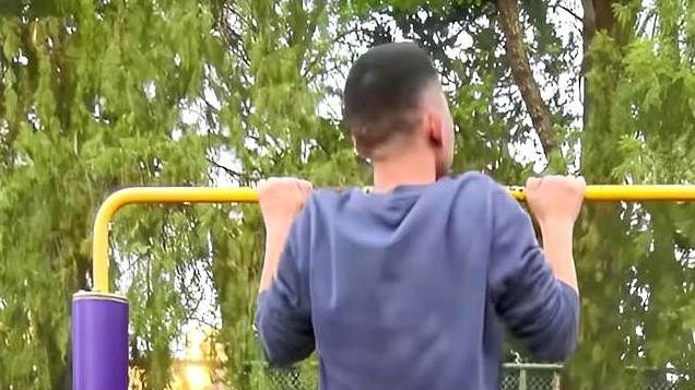 谢浩男衣着朴素，米粒不剩，意外举动引热议