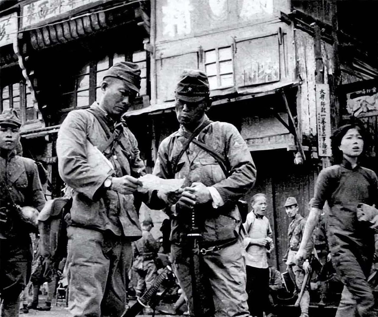 抗战初期南京沦陷后，一名日军士兵参与押送3000名被俘中国警察赴长江边处决。 他