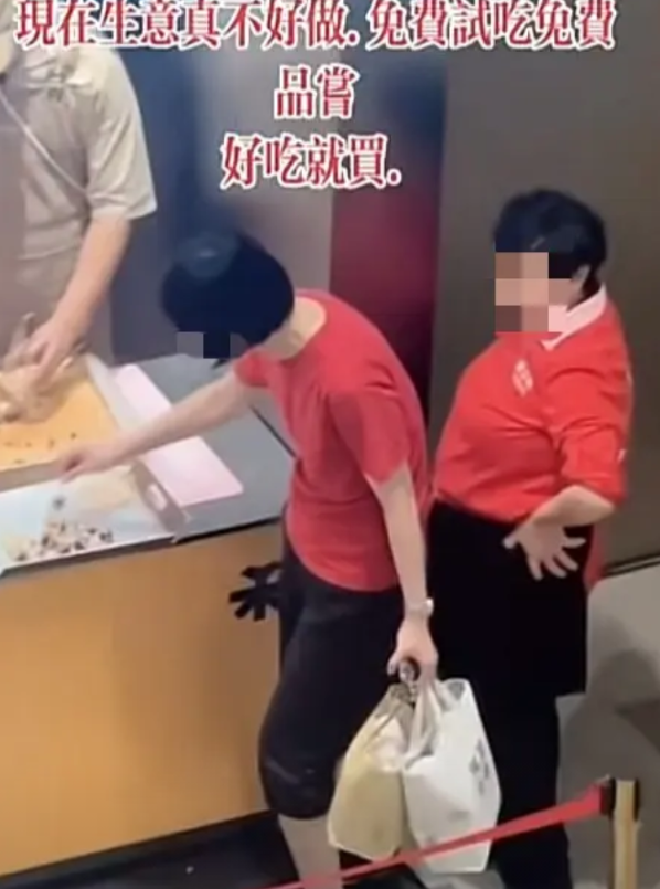 上海超市，一位女子试吃面包居然上了热搜。

超市试吃原本是一件稀松平常的小事，为