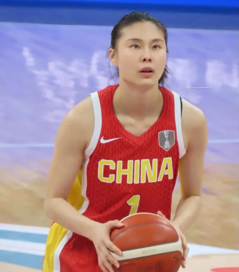 不舍！下届大赛可能很难再见到这几位女篮姑娘

1、王思雨，30岁，1米75，