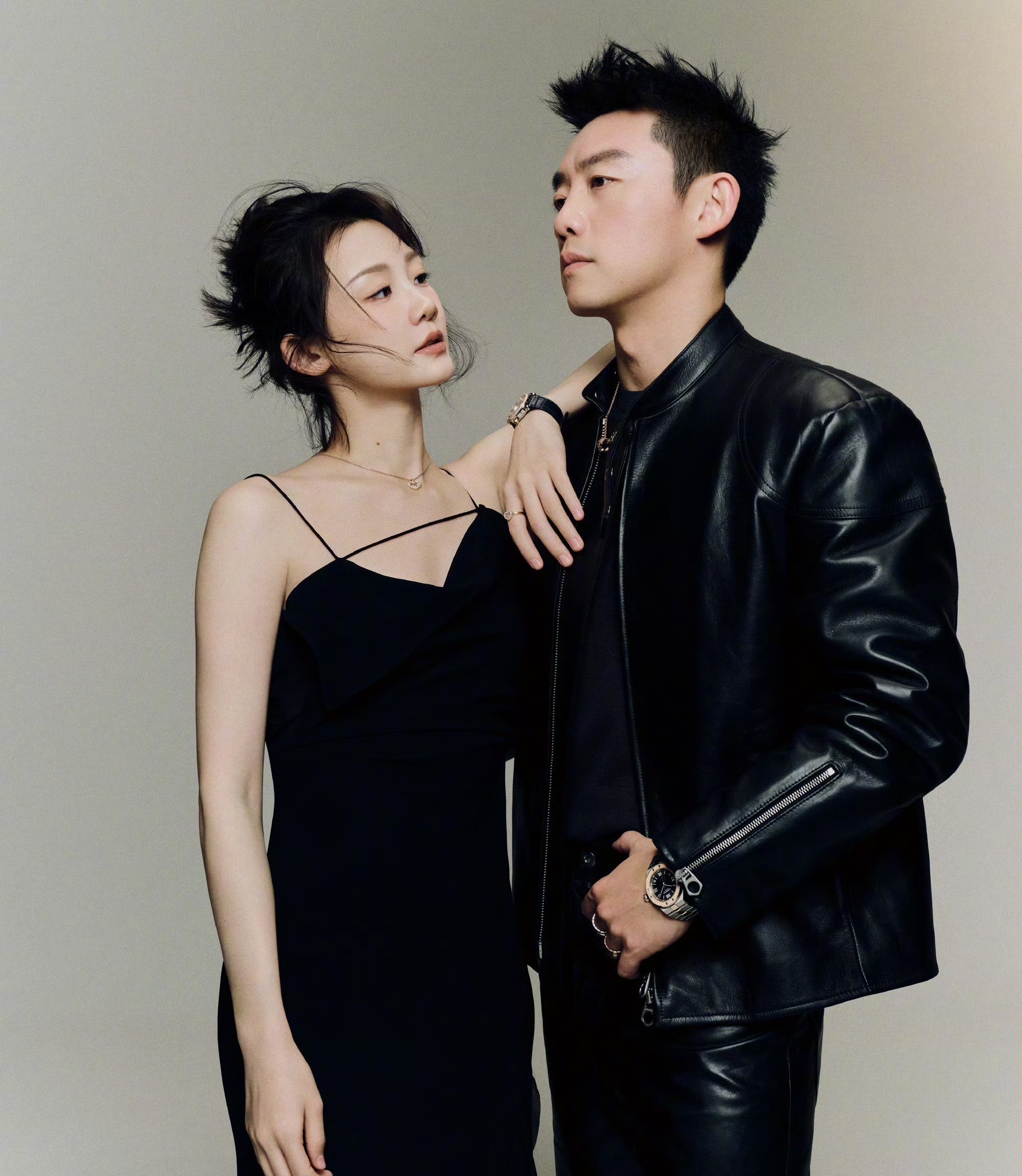 明眼人都懂，
就算郑凯辟谣了，
就算“苗苗妹妹刷亲属卡买包”不实，她也不适合再和