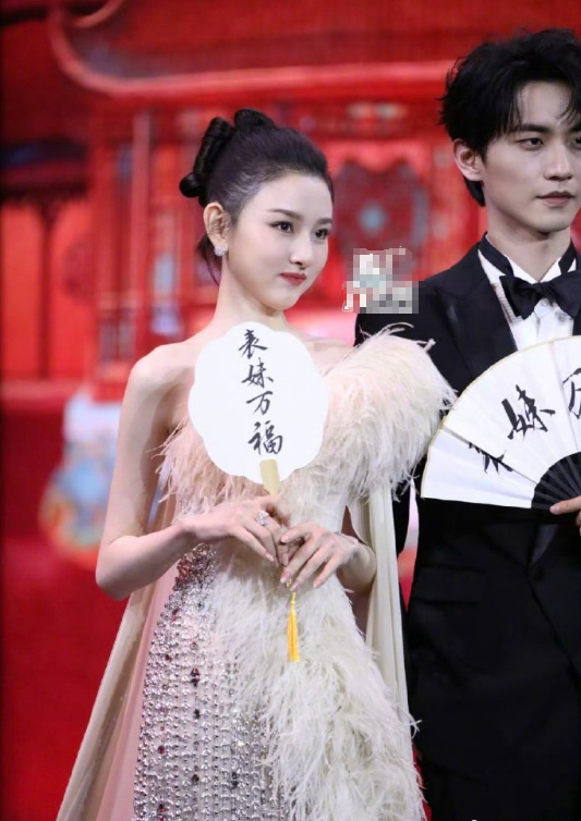 宋祖儿终究还是先鼻姐Angelababy一步，进组拍戏。

同样是沉寂许久，同样