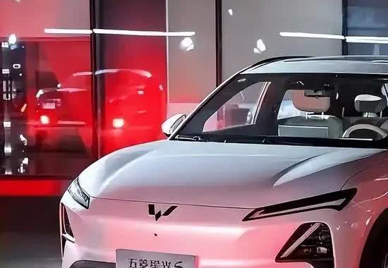 还在为油费肉疼？五菱电车带着“黑科技”闪亮登场，续航强还超抗造，一脚电门，快乐起