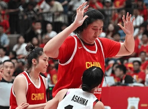 中国女篮32分大胜！日本女篮被打得毫无还手之力啊，张子宇甚至还没发力对手就倒下了