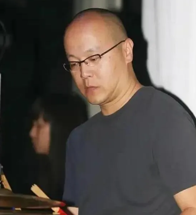 一次，主持人问窦唯:“当年和王菲结婚，你幸福吗？”窦唯摇摇头:“不幸福，我感觉这