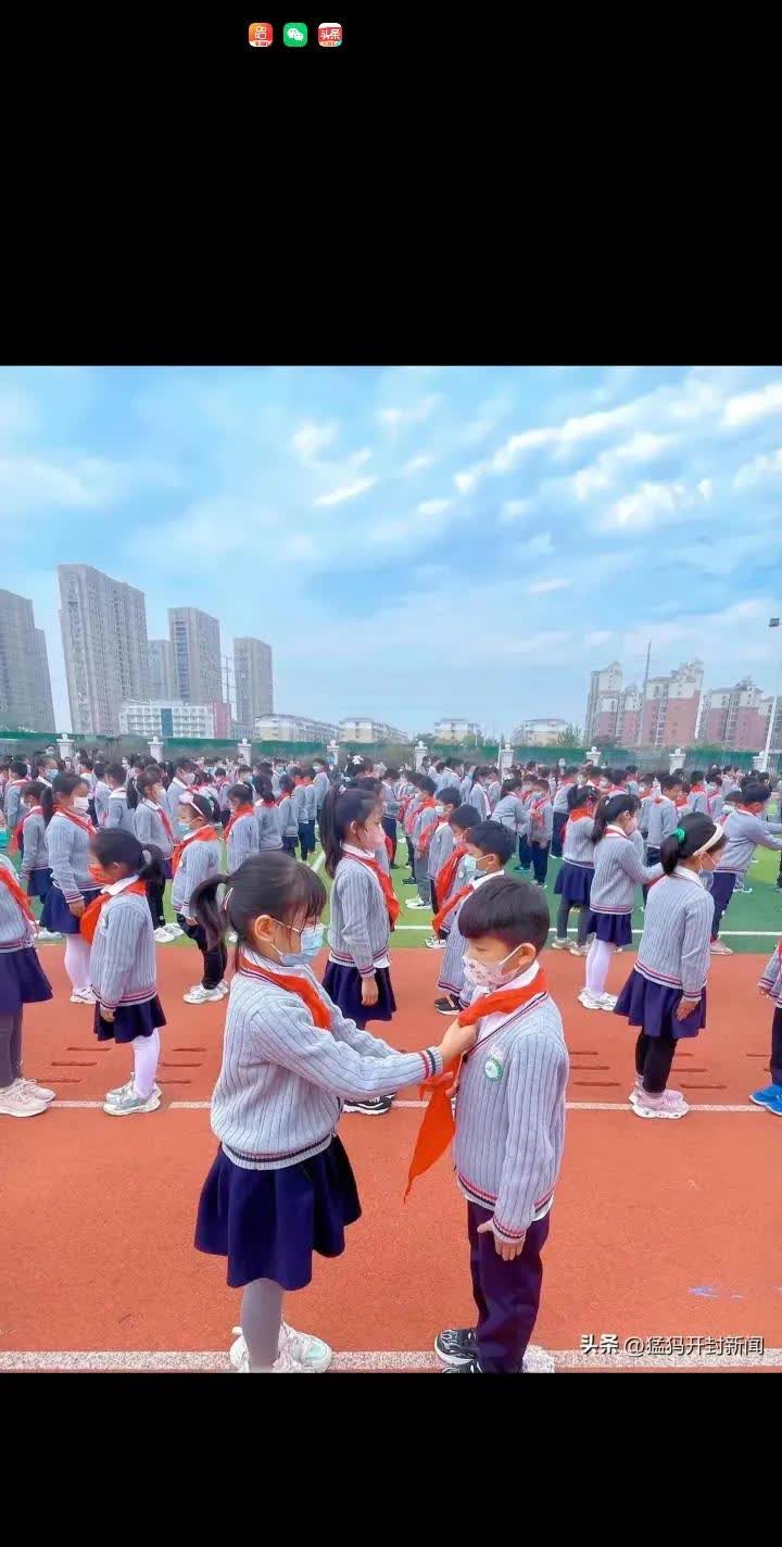我有一个孙女，一个孙子。因为在市里面买了房，小孩该上学的时候，为了能教小孩进城上