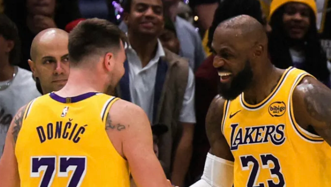 NBA常规赛，湖人将对阵老鹰。
湖人主帅JJ-雷迪克接受了记者采访，谈到了詹姆斯