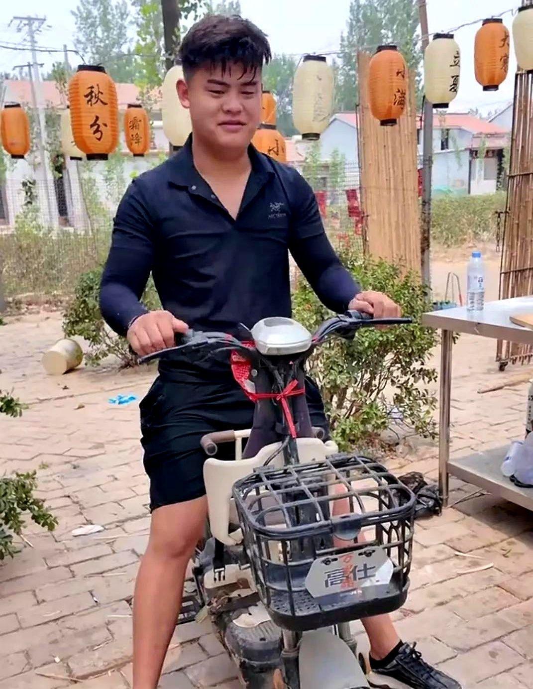 二两，顺子已经对你不满！
顺子跟着老丈人收废品那会儿是真能吃苦，天没亮就蹬着三轮