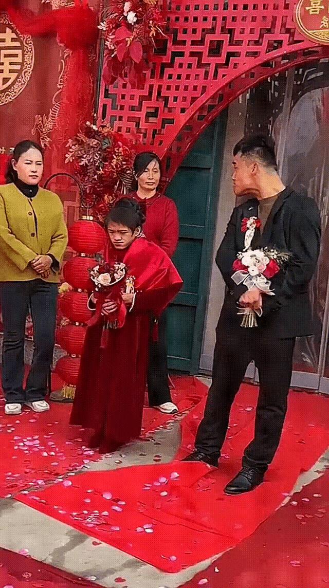 我们来共同祝福这对新人吧，他们都是苦命的人，由于身体的原因，对他们的一生都会产生