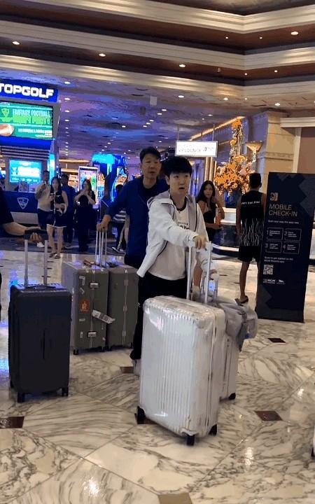 7.15 莎莎出发回国啦！
美满圆满结束了，莎莎和大部队一起出发回国。
玻璃门外