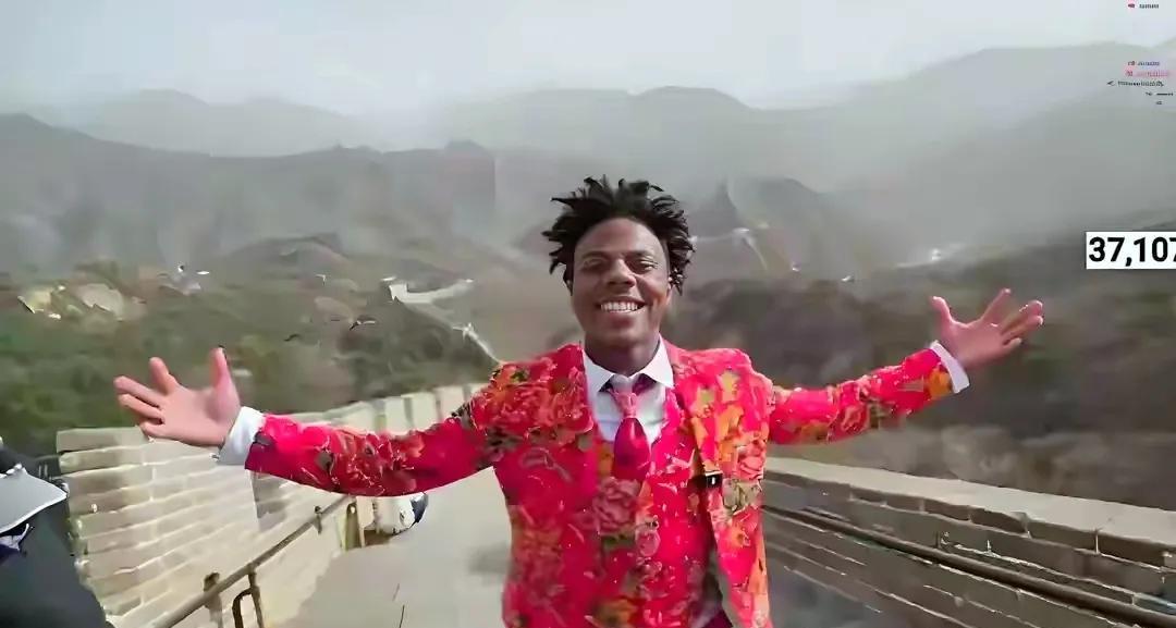 甲亢哥就是一个从现实玩到了网络里的熊孩子，或许大家从他身上看到了自己，所以才会喜
