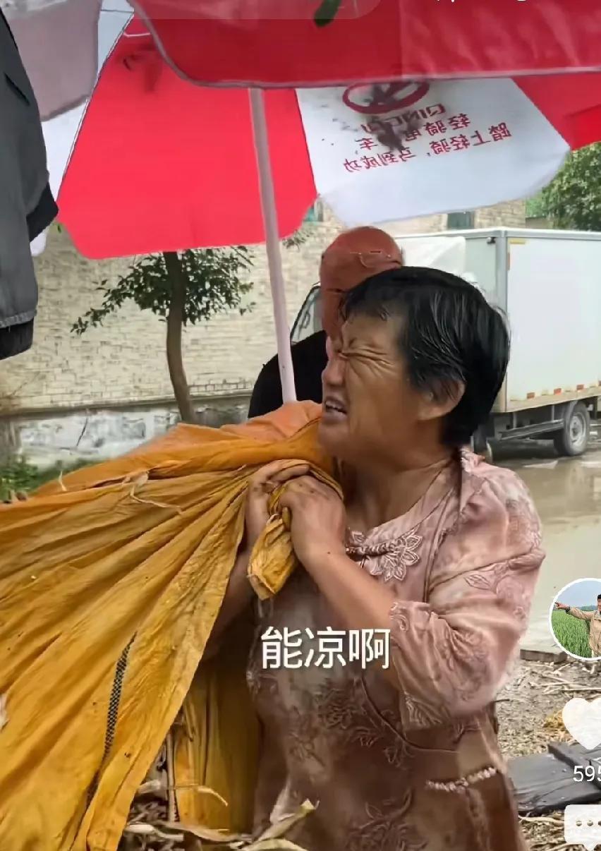 原来这才是大家喜欢鹏妈大嫂的原因。
相比于鹏妈，大嫂才更加幸福，因为身边有个为她