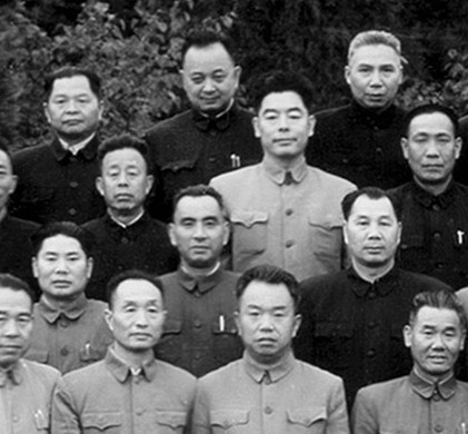 不愧是三杨开泰，连大合影都自觉站在一起。
杨得志，杨勇和杨成武，是中央红军的铁血