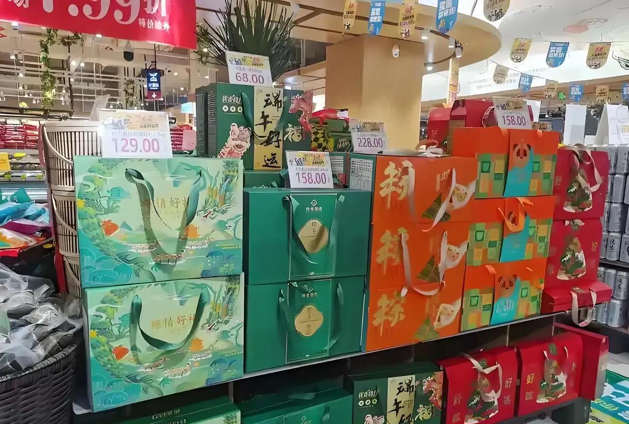 今年消费力真不行，超市这么便宜的粽子，买一送一也没人买！
你发现没，今年超市的粽