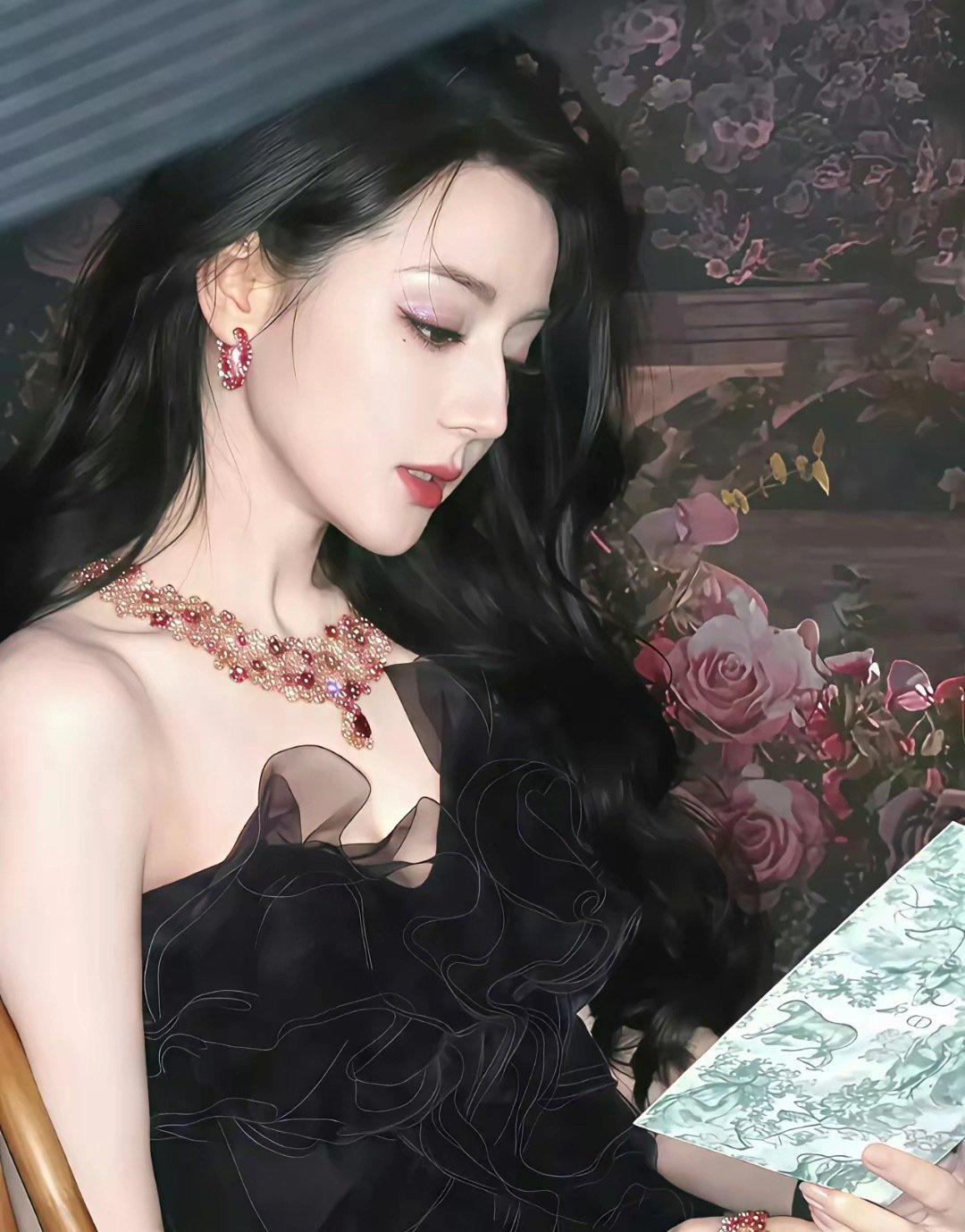 金靖和热巴相处这么久，
她说了一句大实话，
说迪丽热巴根本不是我们平常看到的那样