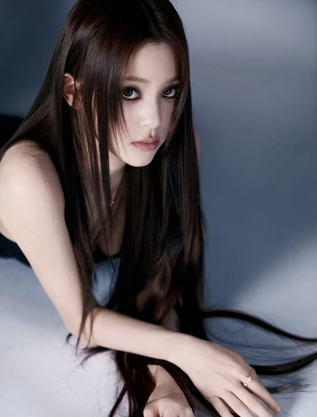 欧阳娜娜未来感科技AI感女主造型图。
看看欧阳娜娜，感觉她现在正在不断的突破自己