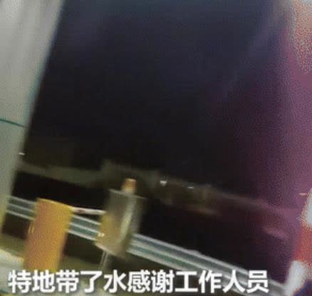 “中国人不骗中国人！”司机下高速没带钱，收费站小姐姐好心借他12元！不料，司机一
