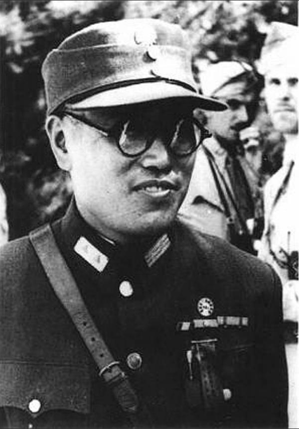 辽沈战役中，廖耀湘让宪兵枪毙作战不力的师长戴海容。戴海容看到宪兵后，命令卫兵：“