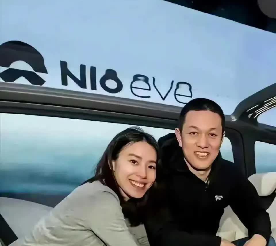 李斌和雷军最大的不同，李斌喜欢和老婆一起
李斌带着妻子参加蔚来发布会，直播间里