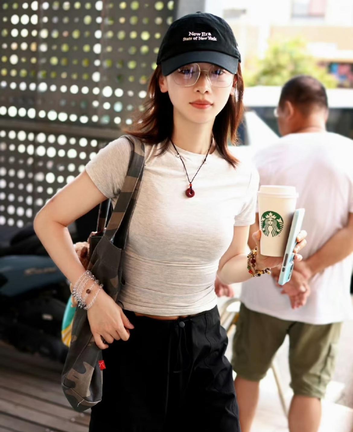 这肚子居然揣过孩子？！[震惊]
她基本上就胖个肚子，但是我觉得这比她生之前还是稍