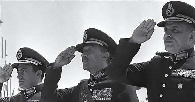 1981年，埃及总统萨达特正在阅兵，突然4名士兵脱离方阵跑向检阅台，萨达特以为是