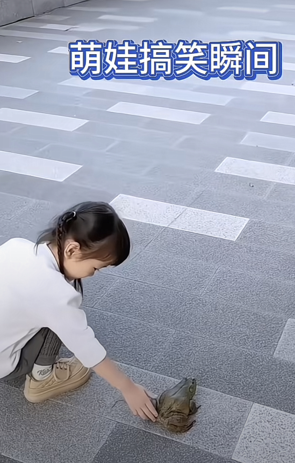 小美女只要想跳就摸一下哈哈的气门，小美女一摸气门哈哈就跳一下，小美女跳不动了就不