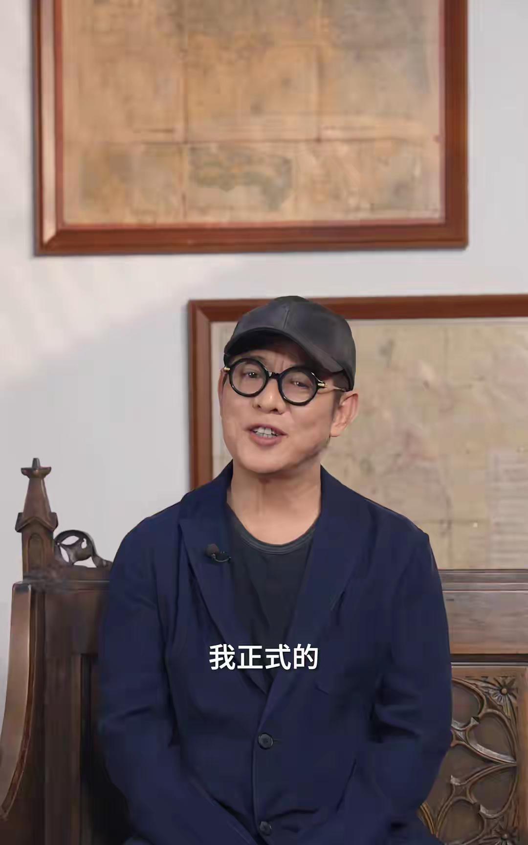 一个人再有钱，也需要被人关注，被人认可。就像罗永浩说那个谁，就喜欢露面，喜欢上新