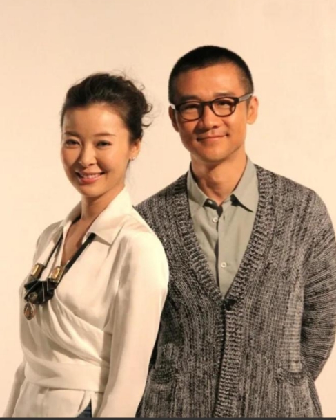 当年，还没离婚的黄志忠爱上了柯蓝，为了与柯蓝在一起，不惜与发妻离婚。可没想到同居