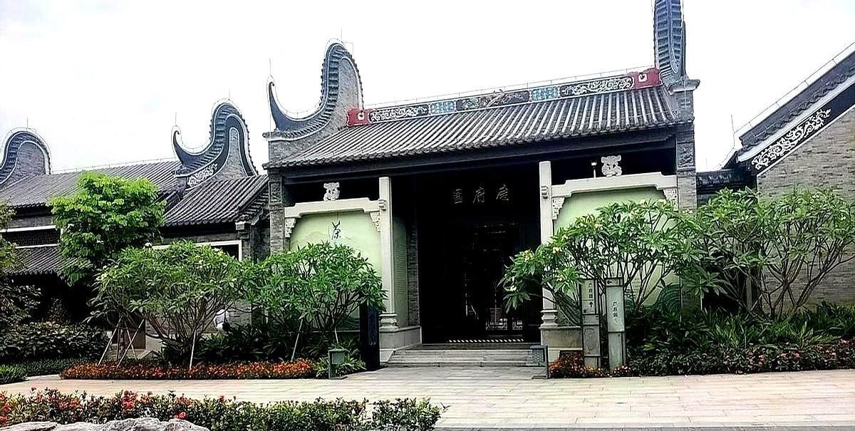 中年女人如果喜欢你，她会主动给你暗示。
上周聚餐听朋友说个真事儿，他部门主管大姐