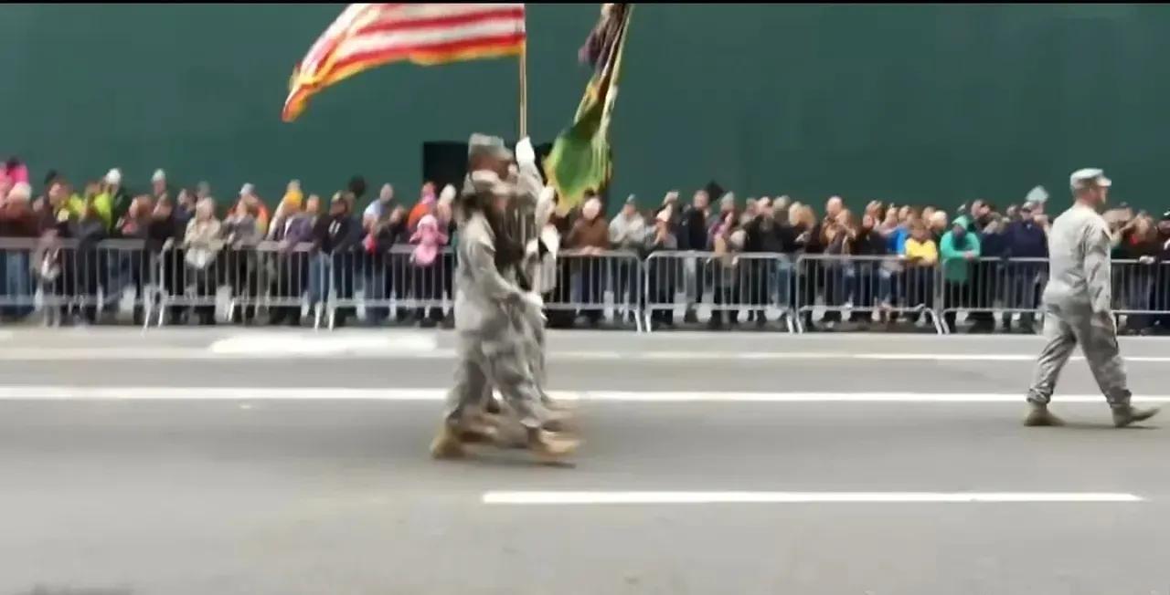 被美国电影骗了，美国大片上的士兵，身材强壮，孔武有力，而特朗普让我们见识到了真正
