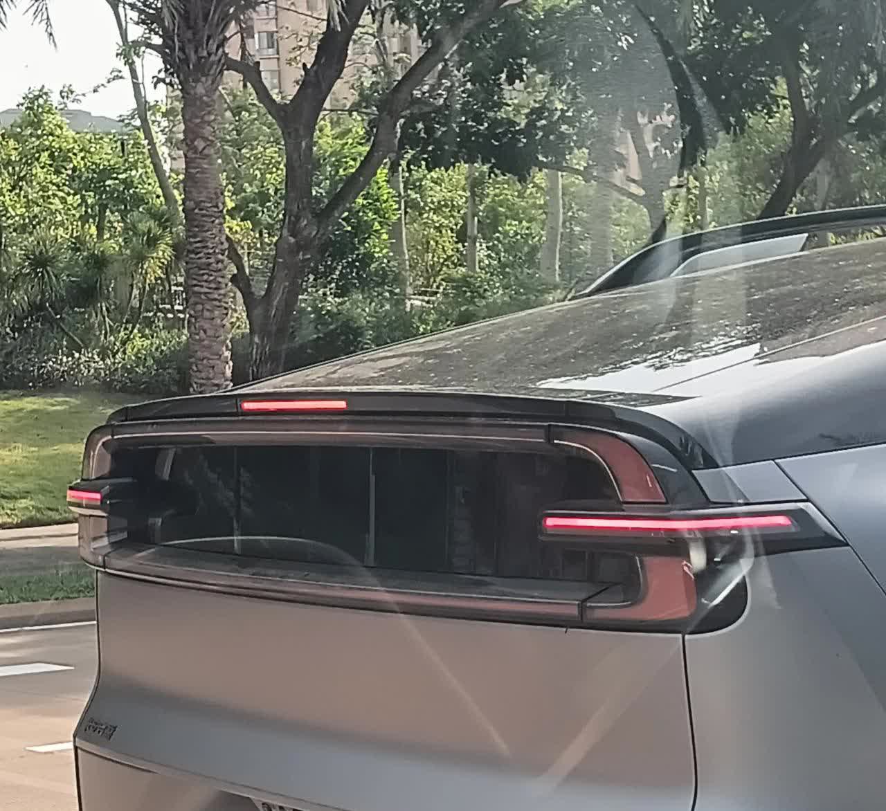 不吹不黑！
这个什么车？真的丑！！！
现在的车都那么杀马特了吗？[捂脸]
