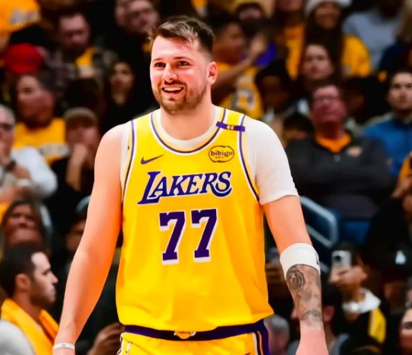 名记在直播节目中谈到了湖人球星东契奇。
某记表示：“湖人进行了一项阵容调整，他们