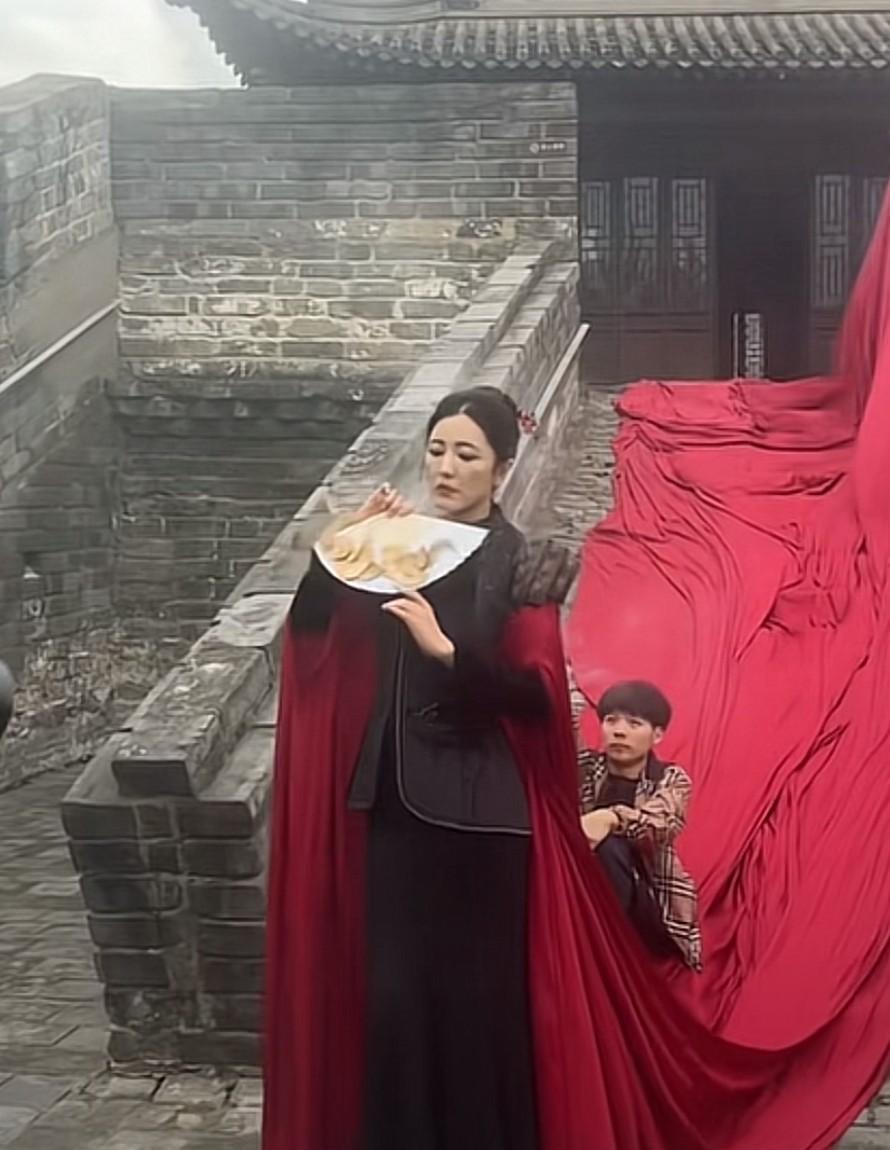 49岁的曾黎，工作中这状态不是很好呀！