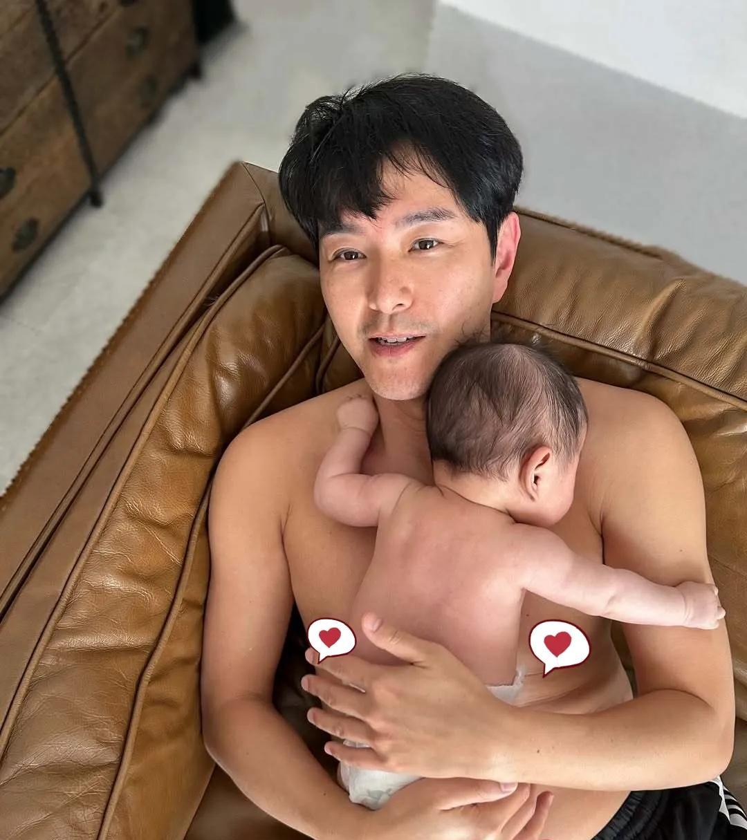 黄翠如晒出萧正楠的第一个父亲节！
果然当爸爸的都一个样啊，我看萧正楠也不例外，哄