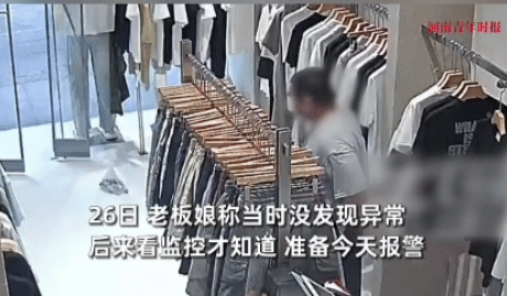开眼了！四川资阳，一男子跪地上，鬼鬼祟祟爬进服装店，正让人莫名其妙，下一秒，他竟