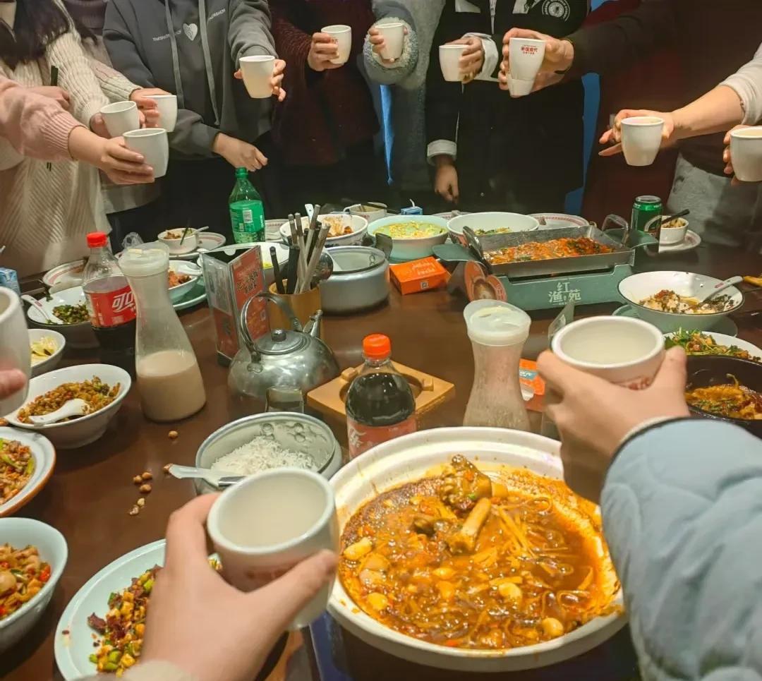 正准备吃午饭，大学同学晓明打来电话，说有几个同学从外地过来玩，正在吃饭，突然聊起