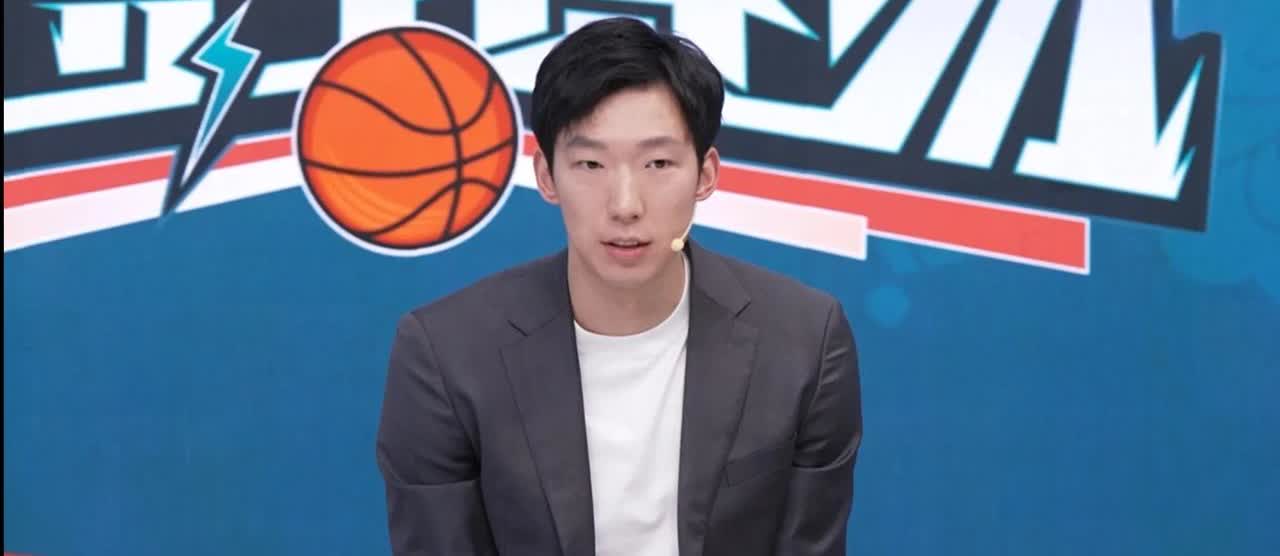 中国男篮超级球星周琦真是太懂人情世故了！今天中国男篮在亚洲杯1/4决赛中以79：