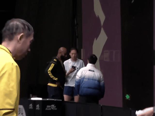 这络腮胡子是谁啊，连莎莎都搂上了？
莎莎还挺配合，由大白鹅陈熠负责拍照。
这人面