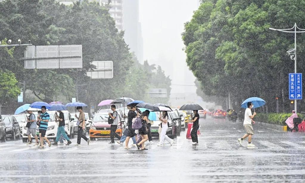 始于前天晚上的这场雨，可能是成都今年以来下得最酣畅淋漓，最透彻的一场雨。虽然这场