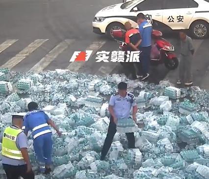 车上掉落2万瓶水一群大侠出手了，“他们帮捡了2万瓶却一口水也没喝，太感谢了！”