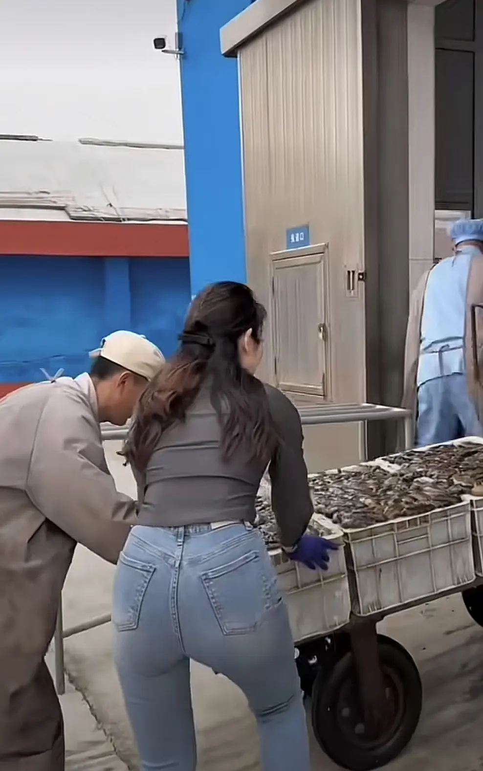 这样的老板娘在，反正我没心思干活
