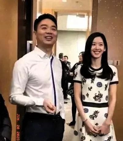 刘强东最近直播里51岁了看起来像30来岁这事网上吵翻了
刘强东又火了，这几天围绕
