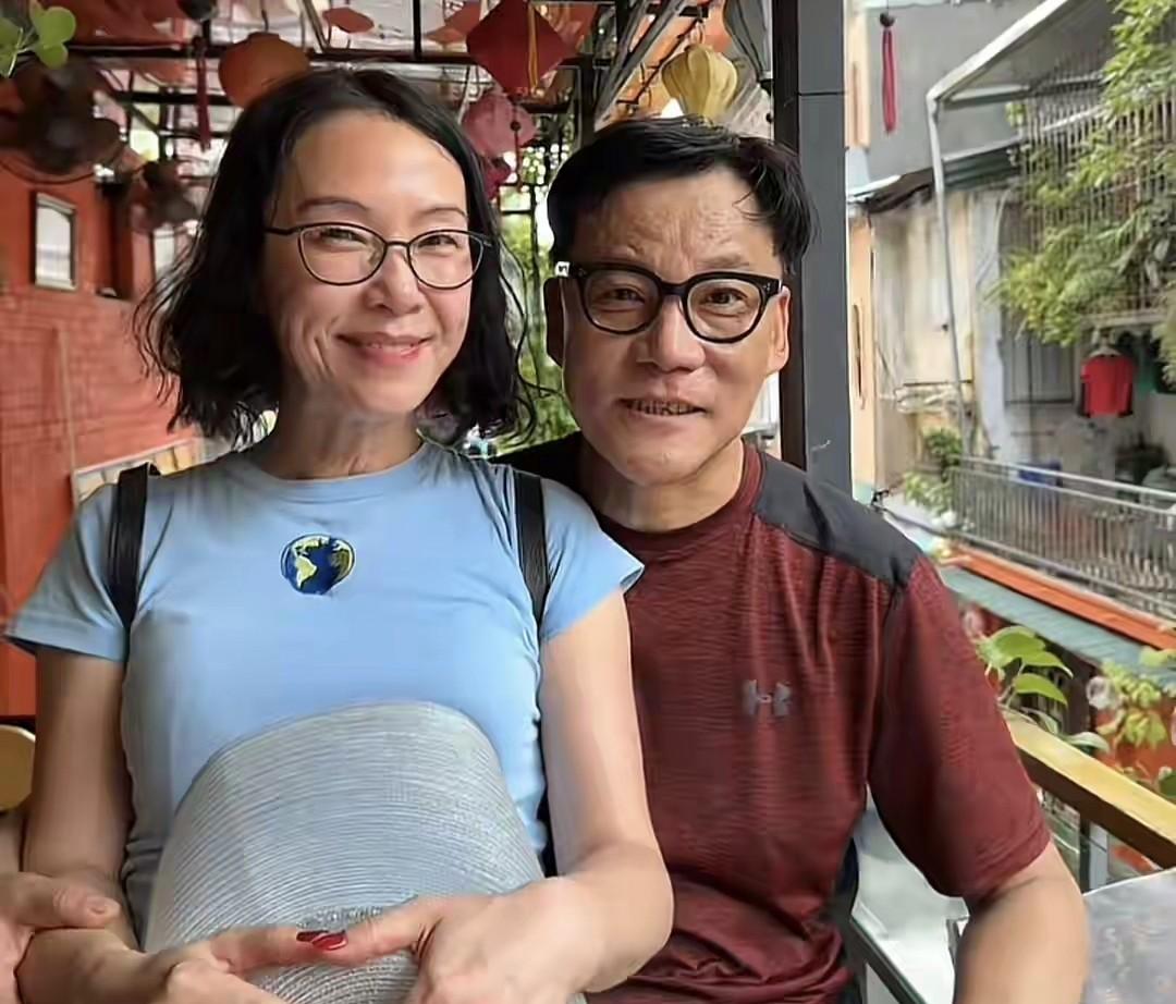 李国庆的新婚妻子张丹红，在社交帐号上晒和李国庆七夕出游的亲密照片。
看来张丹红已