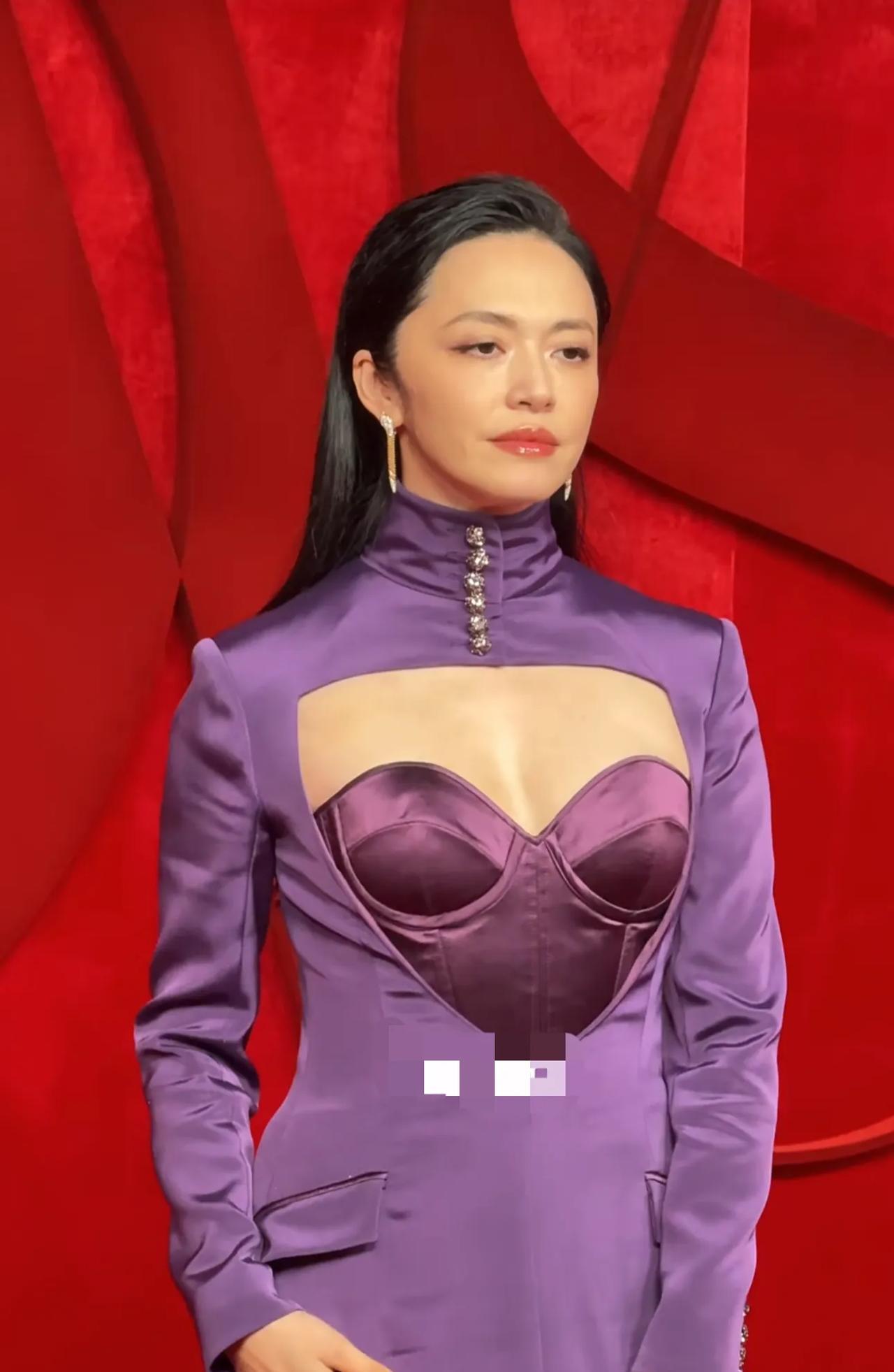 姚晨性感特色礼服，哪个鬼才设计的，胸部中间开个口。有人说像喂奶装，有的说像奥特曼