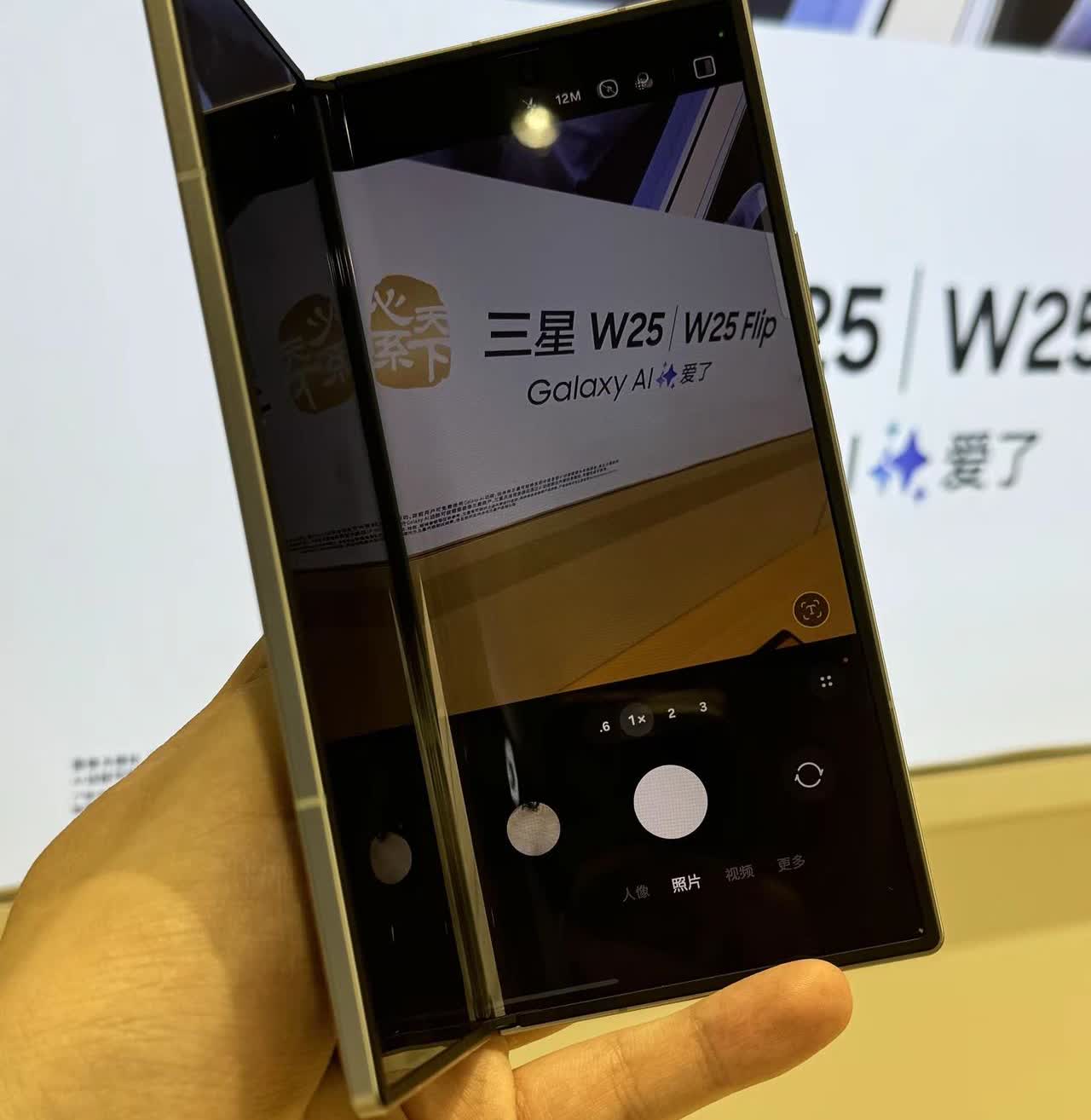 之前用的折叠屏重得跟砖头似的，逛商场路过三星店，顺手摸了下fold7，好家伙轻到