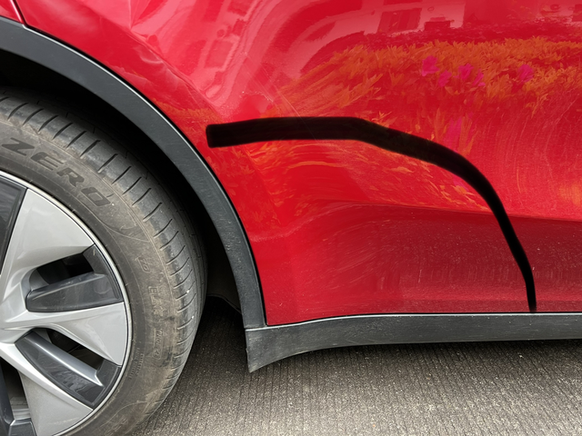 新提车的朋友千万要注意一个问题
Model y两侧后车门这个区域一定会被行驶中的