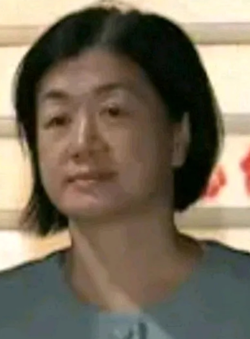 她曾是云南铜业集团房地产公司泰国项目部负责人周静华。因涉嫌贪污犯罪逃往国外。
她