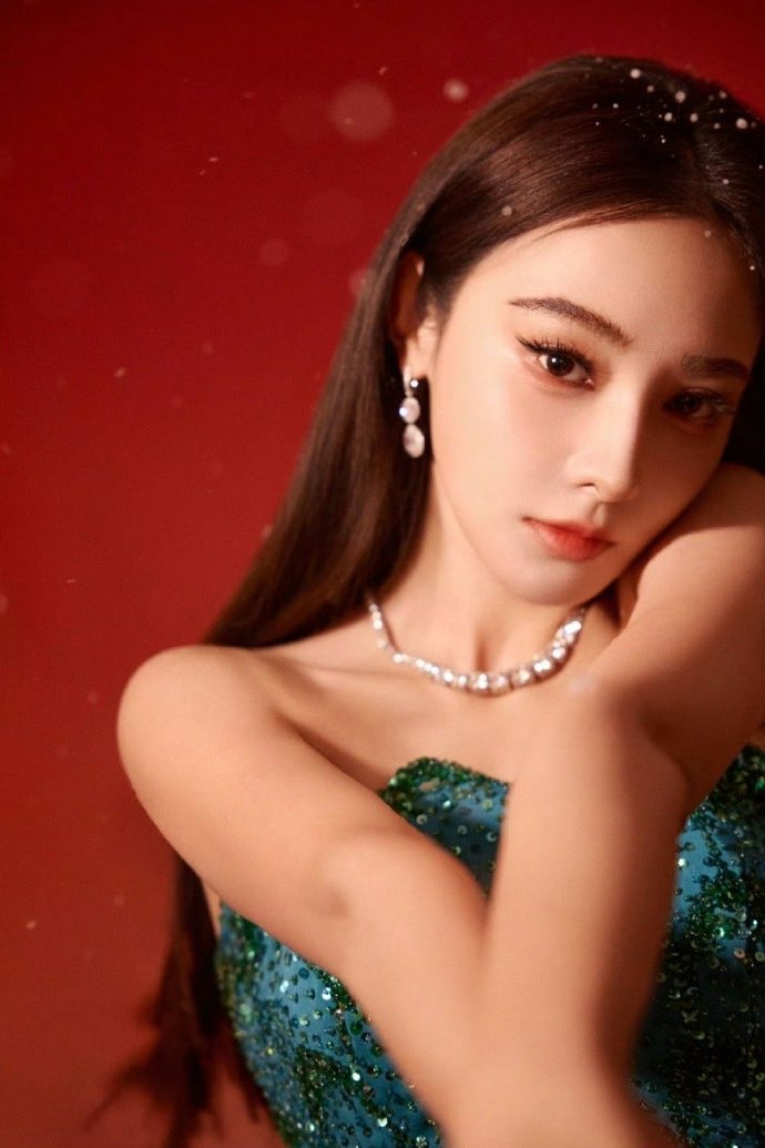 彭小苒换新造型师啦！工作室正面回应，盛典两套新造型超亮眼，大气范儿稳稳适配她的独