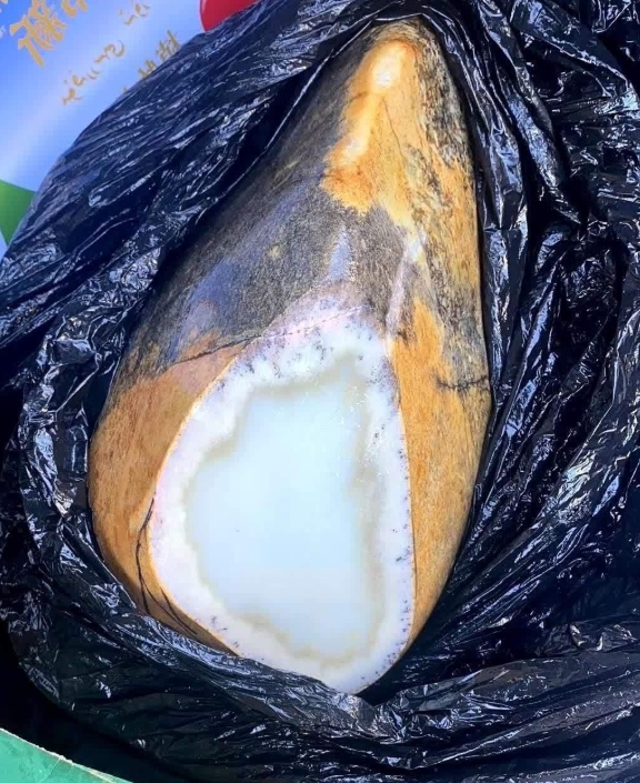 在垃圾桶看到的石头，里面是纯白色的，想问一下值钱吗？